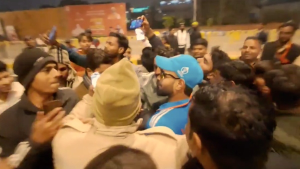 ram-mandir-pran-prathistha-virat-kohli-duplicate-gets-mobbed-by-locals-in-ayodhya-watch-video