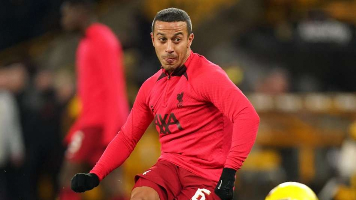 Thiago Alcantara warms up