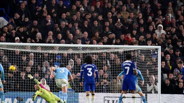 Chelseas Cole Palmer, right, scores against former club Manchester City