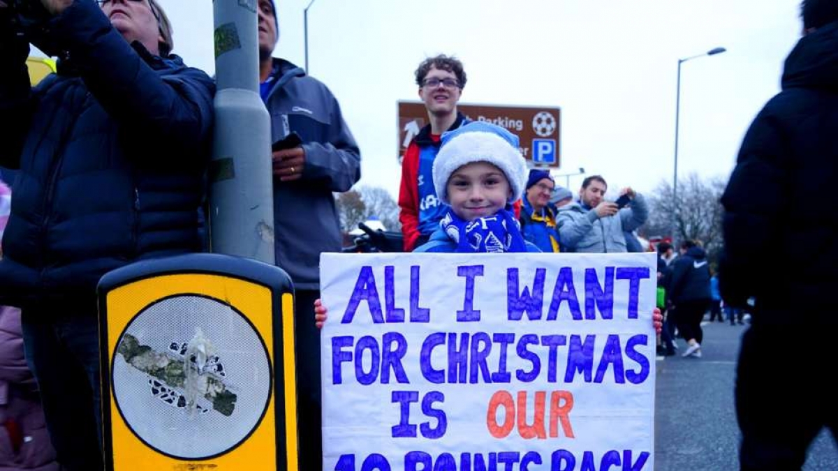 Everton fans hold a protest