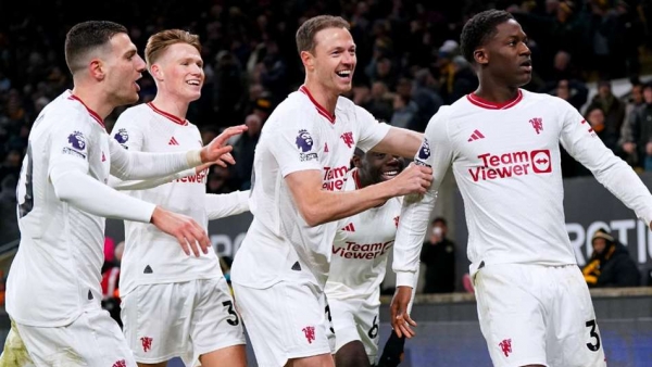 Manchester United players celebrate during win at Wolves