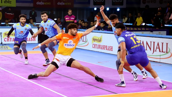 Puneri Paltan raider Akash Shinde registered a Super 10 in victory over Bengal Warriors (Image: Pro Kabaddi)