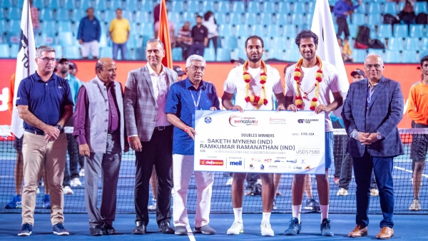 Winners of DafaNews Bengaluru Open 2024 Ramkumar Ramanathan and Saketh Myneni withthedignitaries