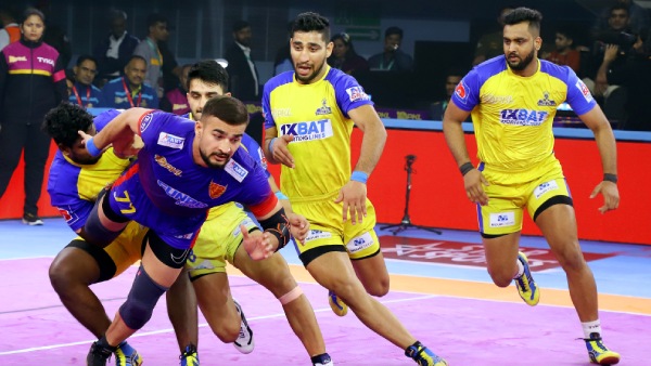 Dabang Delhis Ashu Malik in action against Tamil Thalaivas in PKL Season 10 (Image: Pro Kabaddi)