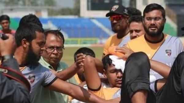 mustafizur-rahman-rushed-to-hospital-after-after-das-shot-hits-bangladesh-pacers-head