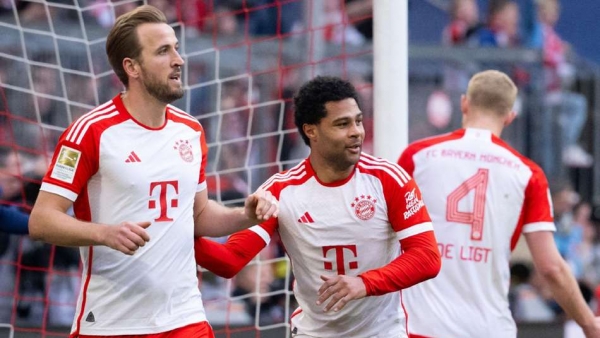 Harry Kane left scored a hat-trick in Bayern Munich s 8-1 Bundesliga win over Mainz
