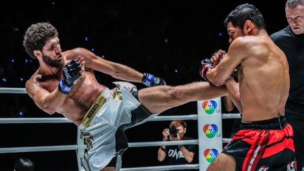 Kiamran Nabati left kicks Avavtar PK Saenchai in ONE Friday Fights 55 main event