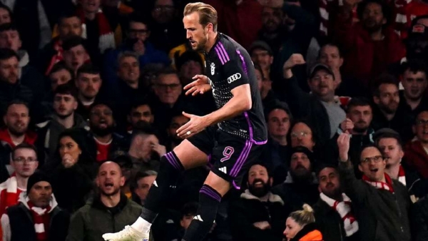 Harry Kane celebrates his goal against Arsenal