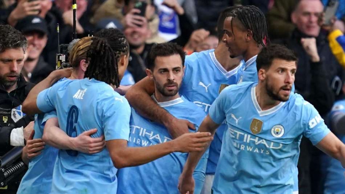 Bernardo Silva centre celebrates for Manchester City