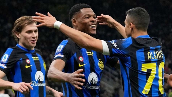 Alexis Sanchez right celebrates scoring