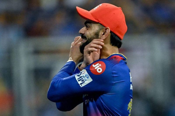 MI vs RCB IPL 2024 Virat Kohli reaction on Kohli ko Bowling Do