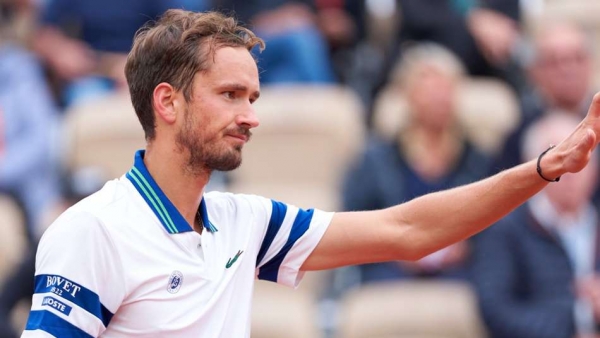 Medvedev moves into French Open third round after Kecmanovic retires injured