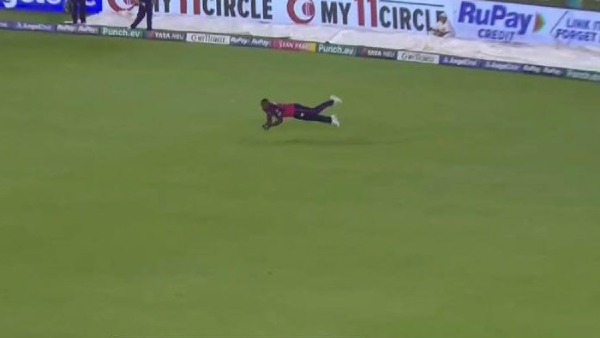 rcb-vs-rr-watch-rovman-powell-superhuman-diving-catch-to-dismiss-faf-du-plessis-stuns-cricket-world