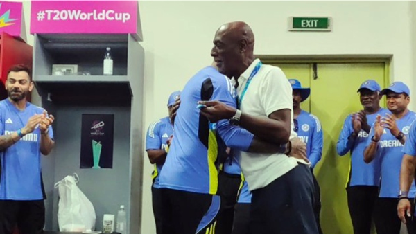 Sir Vivian Richards did the honours for Best Fielder Medal presentation after India beat Bangladesh