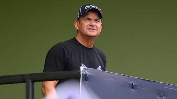 Mott Resigns, Trescothick Interim Coach