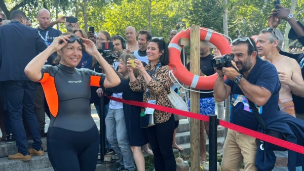 Olympics 2024 Paris Mayor Takes Historic Dip in the Seine to Prove Its Cleanliness Ahead of Games