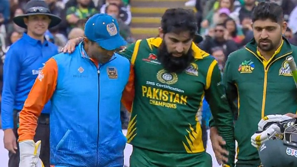 robin-uthappa-wins-heart-in-india-vs-pakistan-wcl-final-rescues-struggling-misbah-ul-haq-out-of-edg