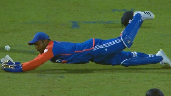 watch-suryakumar-yadav-comforts-devastated-sanju-samson-as-he-drops-regulation-catch-after-duck watch-suryakumar-yadav-comforts-devastated-sanju-samson-as-he-drops-regulation-catch-after-duck