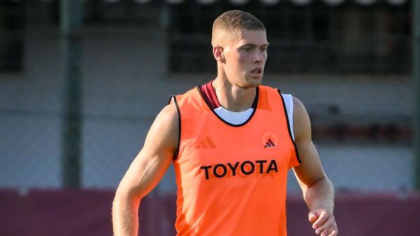 Roma Signs Top Scorer Dovbyk