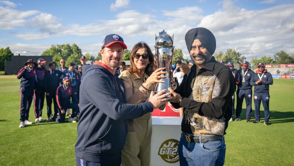 Colin Munro receives the Global T20 Canada Trophy after Toronto Nationals defeated Montreal Tigers