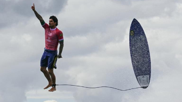 greatest-sports-photo-of-all-time-brazilian-olympic-surfer-gabriel-medinas-picture-goes-viral