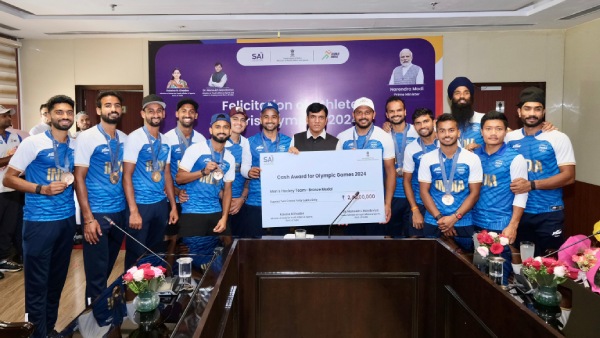 indian-hockey-team-receive-rs-2-40-crore-cash-from-indian-government-for-bronze-paris-olympics