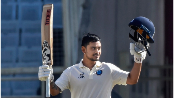 watch-ishan-kishan-hits-one-handed-six-to-complete-86-ball-hundred-comeback-innings-domestc-cricket