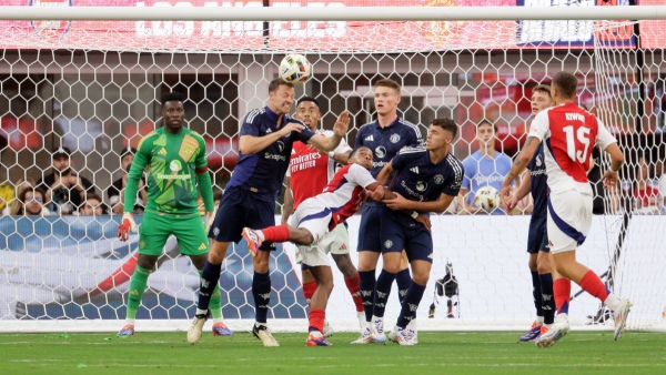 Manchester United eye rivals Arsenal target for deadline day transfer