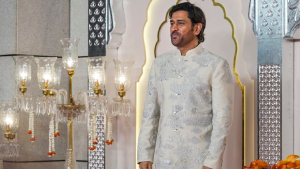 ms-dhoni-touched-my-fathers-feet-made-my-family-believe-we-are-close-friend-journalist-shares