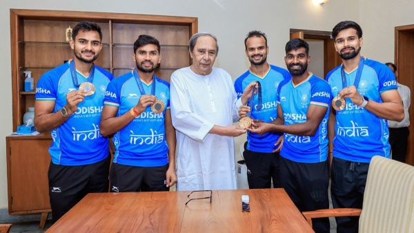 BJD chief and former Odisha chief minister Naveen Patnaik with members of the Paris Olympics 2024 s bronze medalist hockey team