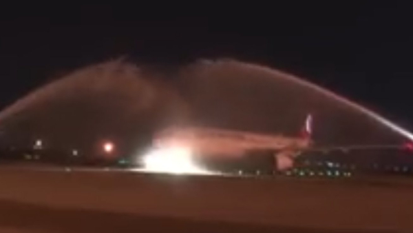 watch-arshad-nadeems-flight-gets-water-cannon-salute-as-thousands-turn-up-at-lahore-airport-at-3-am