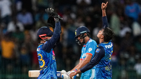 shubman-gill-seeks-help-from-virat-kohli-rohit-sharma-after-struggles-in-sri-lanka-pictures-surface