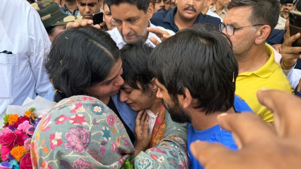 vinesh-phogat-in-tears-as-she-receives-heroic-reception-at-delhi-airport-after-returning-from-paris