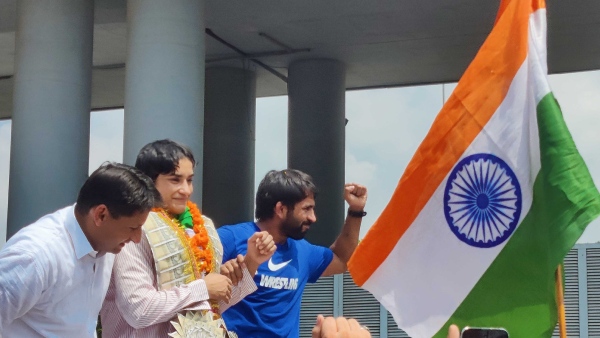 vinesh-phogat-leaves-railways-job-before-joining-haryana-congress