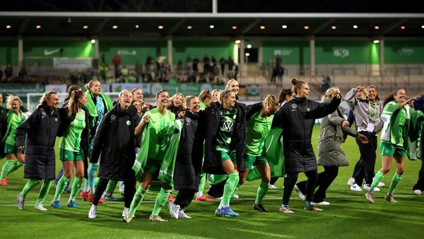 Wolfsburg Dominates Fiorentina to Secure Spot