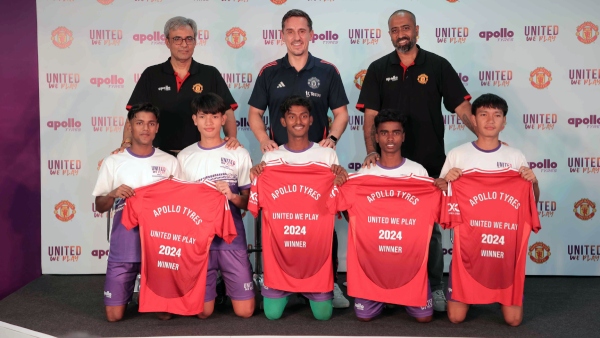 Rajesh Dahiya Vice President Commercial India and SAARC Apollo Tyres Ltd Gary Neville and Remus D Cruz Head Sports Marketing and Communities with the winners of United We Play initiative