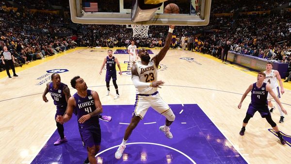 Lakers Stay Unbeaten with James' Triple-Double