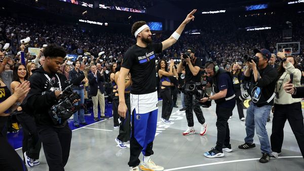 Curry Powers Warriors Past Mavericks in NBA Cup