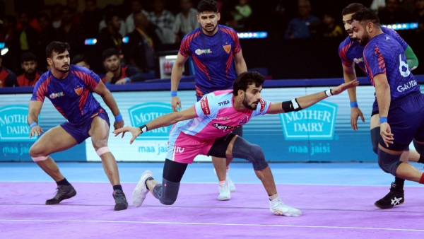 Jaipur Pink Panthers skipper Arjun Deshwal during a raid against Dabang Delhi Image Courtesy PKL Media