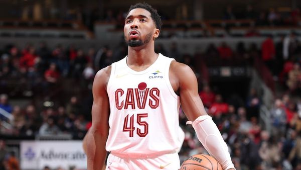 Mitchell Celebrates Cavs' Historic Start