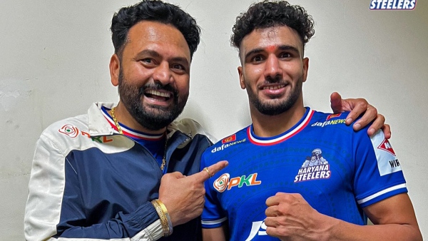 Haryana Steelers head coach Manpreet Singh and skipper Jaideep