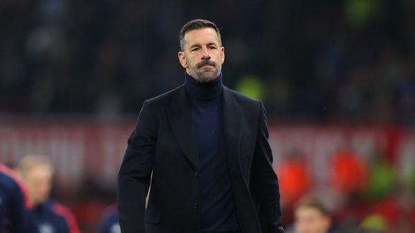 Van Nistelrooy Aims to Revive United's Season