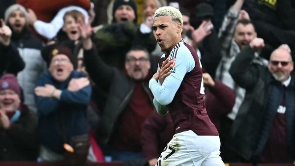 Aston Villa Beats Manchester City 2-1 Aston Villa Beats Manchester City 2-1