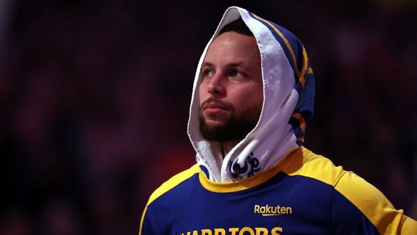 Curry Unfazed by Knee Pain Amid Struggles