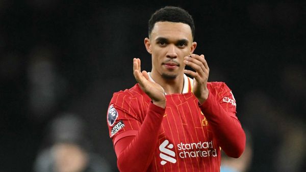 Carragher Warns Alexander-Arnold on Real Madrid Move