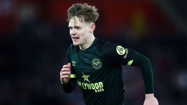 Lewis-Potter Signs New Contract at Brentford