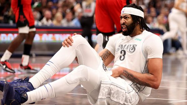 Davis Injured in Mavericks Debut Game