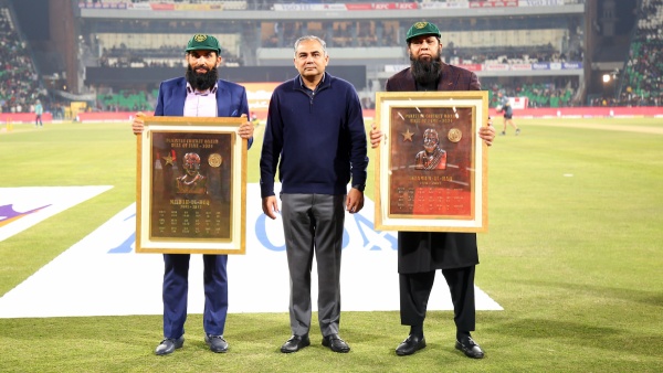 Inzaman-ul-Haq and Misbah-ul-Haq presented with their commemorative caps and speciallu designed plaques by PCB Image Courtesy PCB X Handle