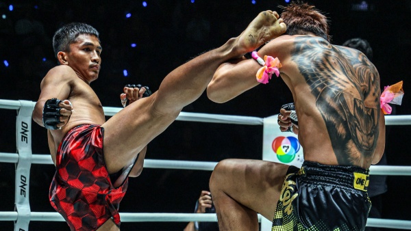 Kongsuk Fairtex edges Thai compatriot Lamnamoonlek Tded99 in ONE Friday Fights 97 headliner Image Courtesy ONE Championship Media