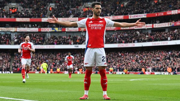 Arsenal Beats Chelsea with Merino's Header